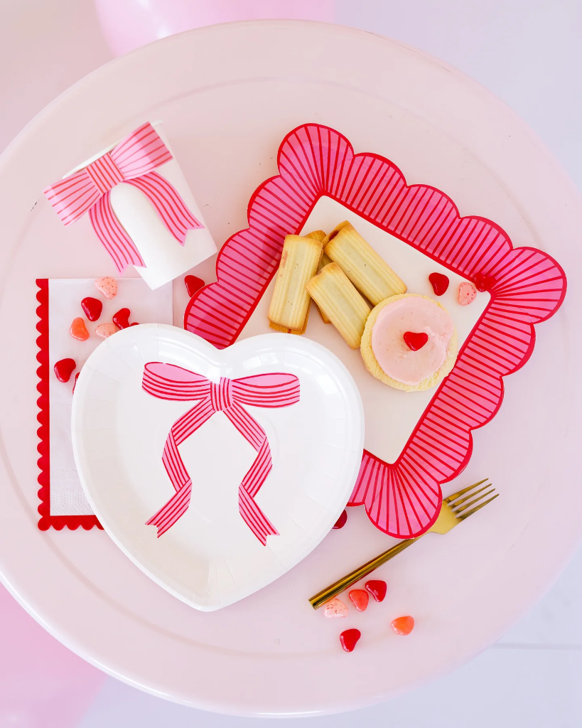 STRIPED EDGE SCALLOPED SQUARE PLATE